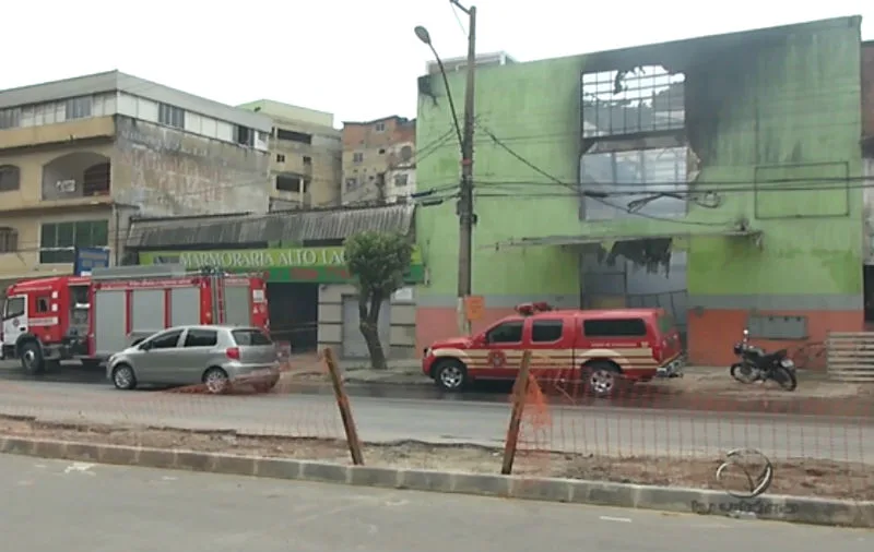 Novos focos de incêndio em borracharia de Cariacica impedem início de perícia