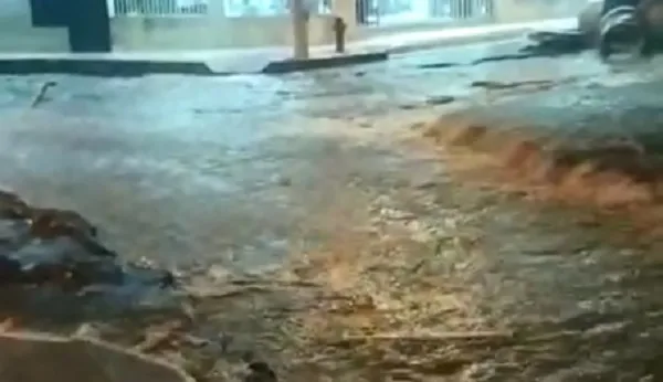 VÍDEO | Chuva causa estragos em rua do Centro de São Mateus