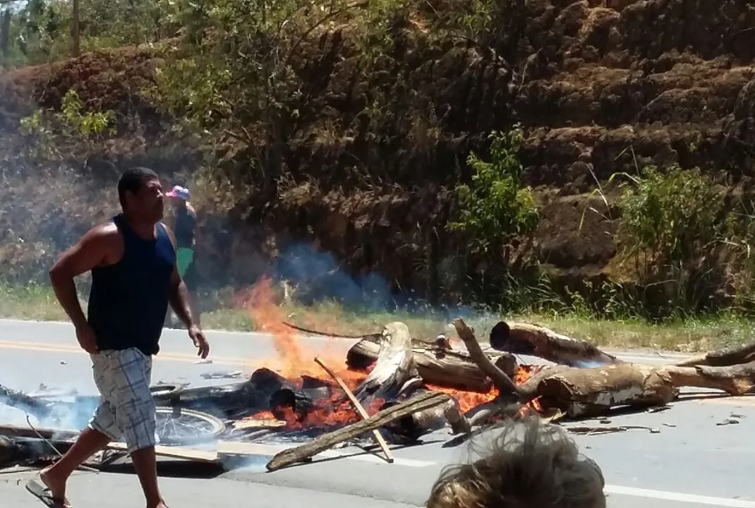 Moradores de Piúma interditam rodovia para cobrar radar e mais segurança