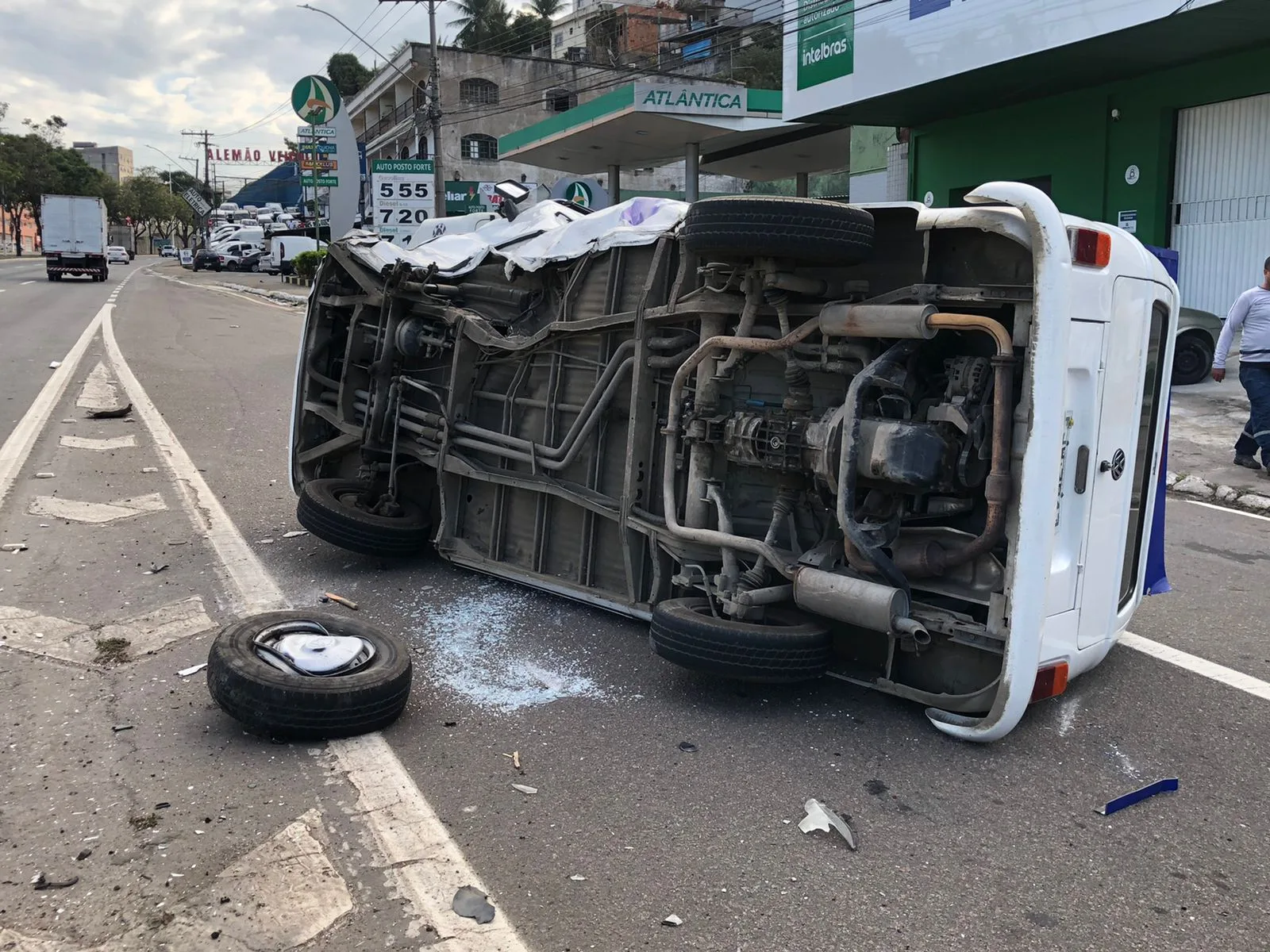 Kombi capota após acidente na BR-262, em Cariacica