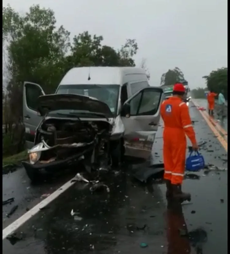 VÍDEO | Acidente entre carro e van deixa feridos na BR-101 no Norte do ES