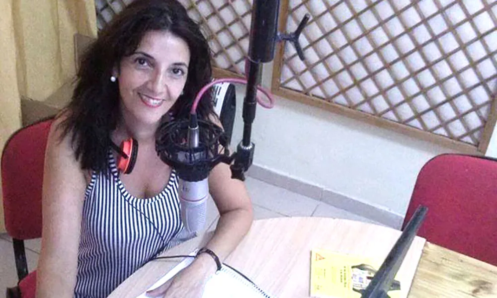 Locutora de rádio é agredida durante programa ao vivo e salva por ouvintes