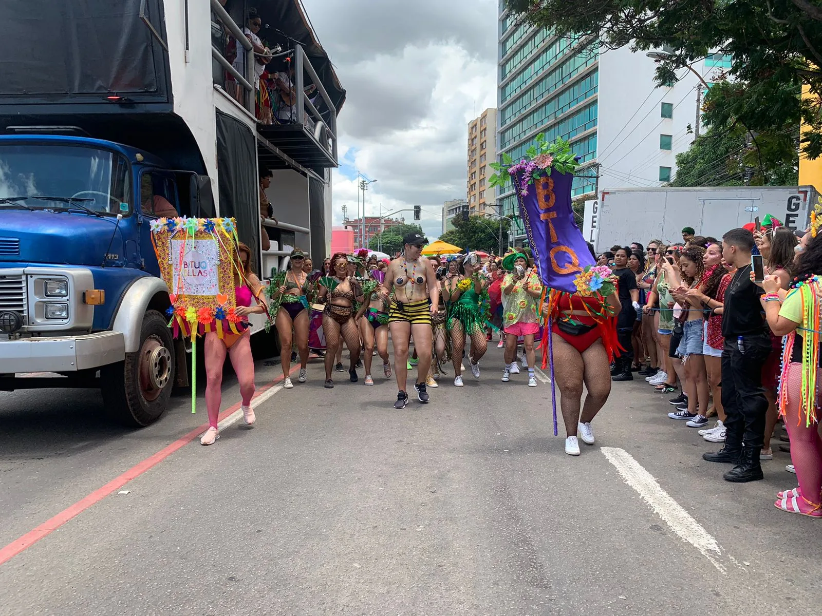 Em dia de folia, empreendedores e vendedores do ES vão às ruas em busca de renda em Vitória