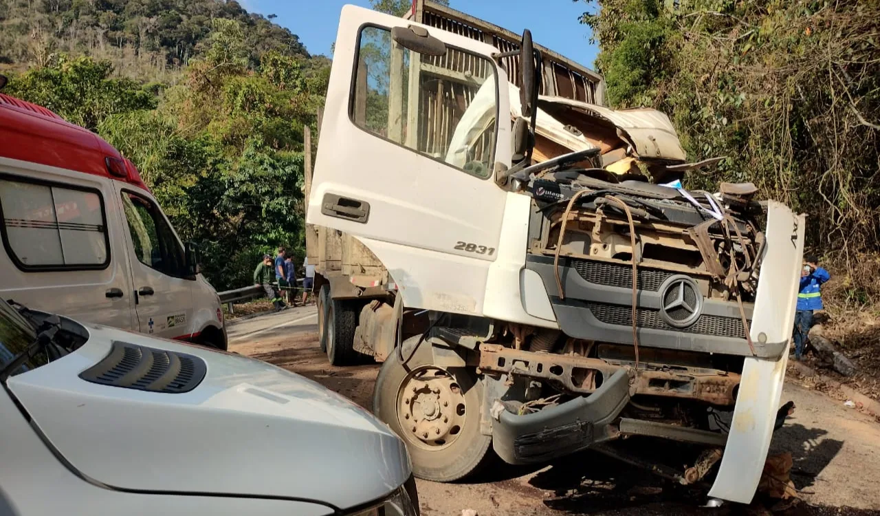 Acidente com carretas na BR-262 deixa um morto e dois feridos