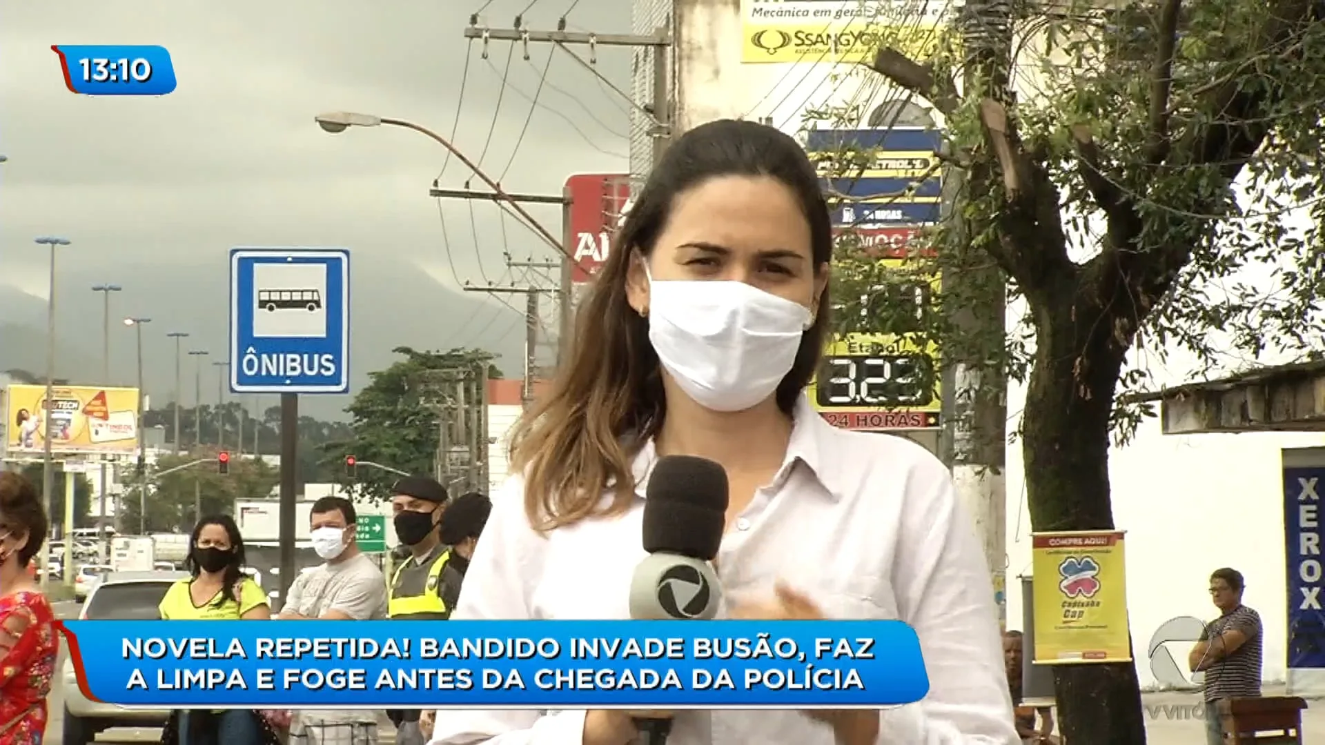 Passageiros de ônibus são assaltados