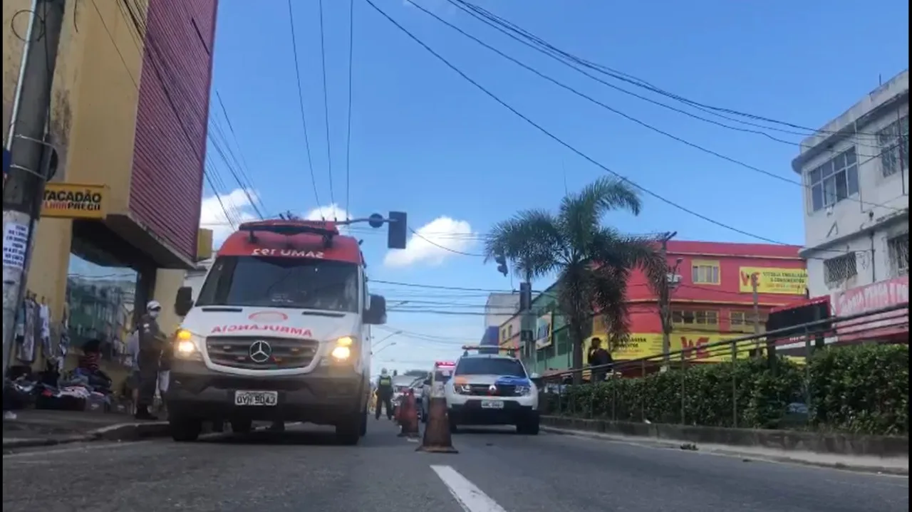 VÍDEO | Idoso é atropelado por moto no Centro de Vitória