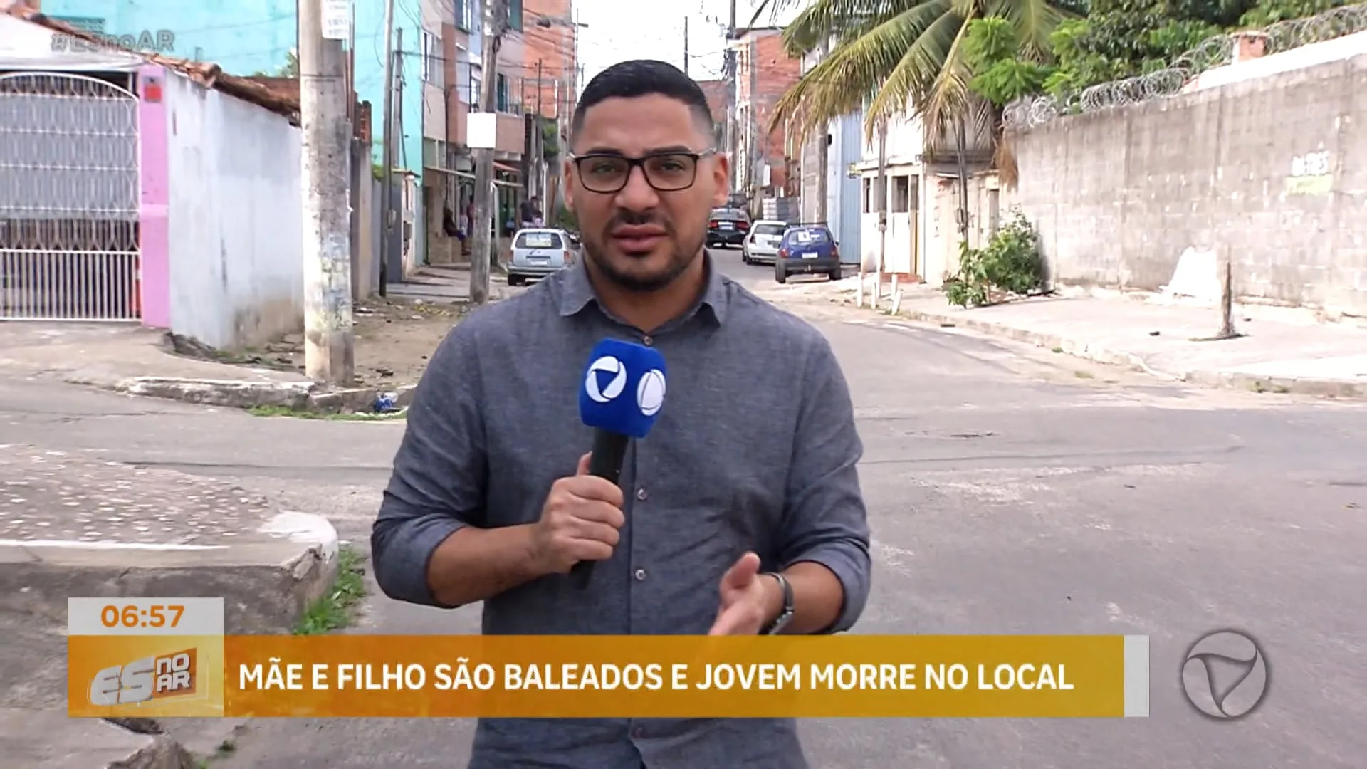 Mãe e filho são baleados e jovem morre no local