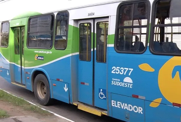 Mulher passa mal durante assalto a ônibus lotado na Serra