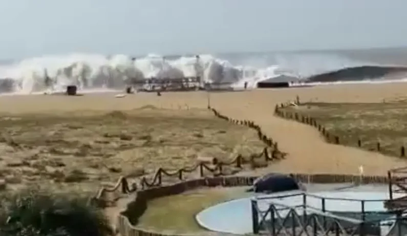 VÍDEO | Ondas com mais de 3 metros de altura assustam frequentadores de Regência