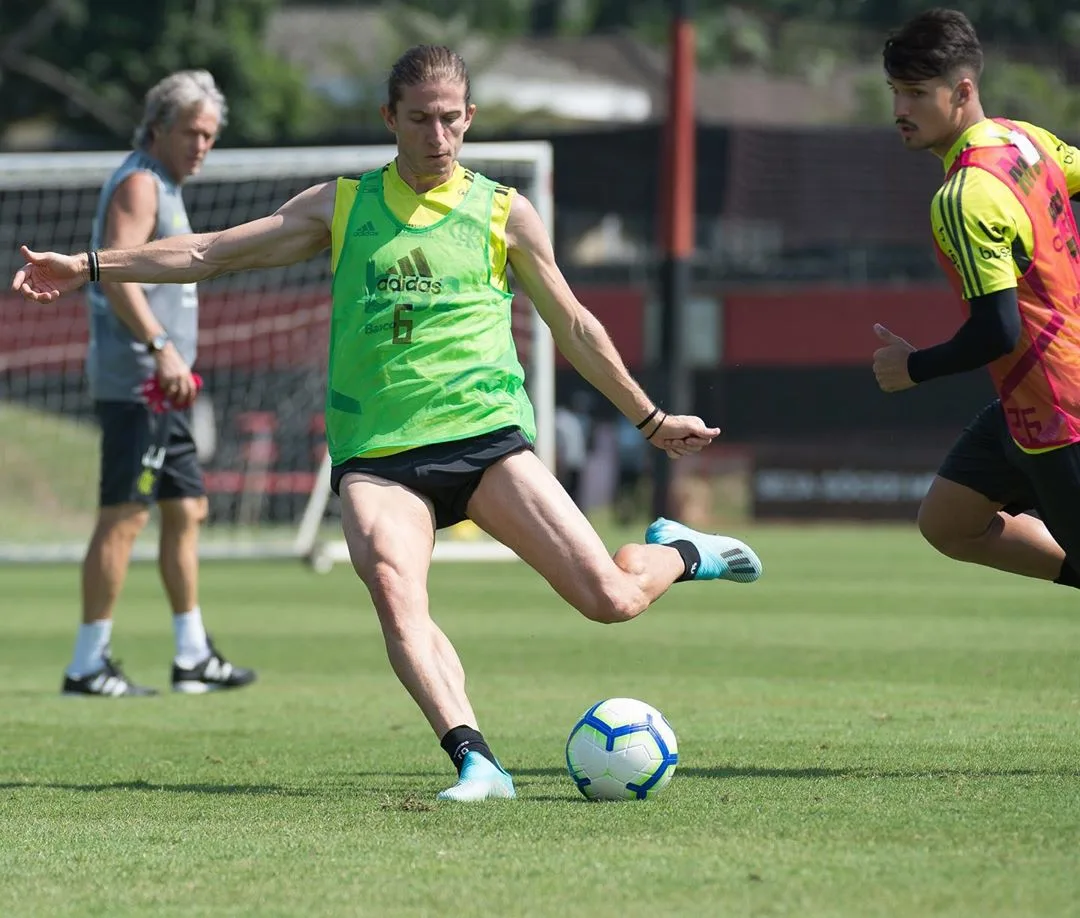 Filipe Luís vê Flamengo bem e diz estar pronto para duelo com o Grêmio