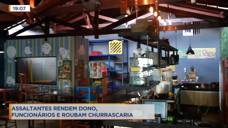 Bandidos prendem funcionários em banheiro de churrascaria e fazem a limpa