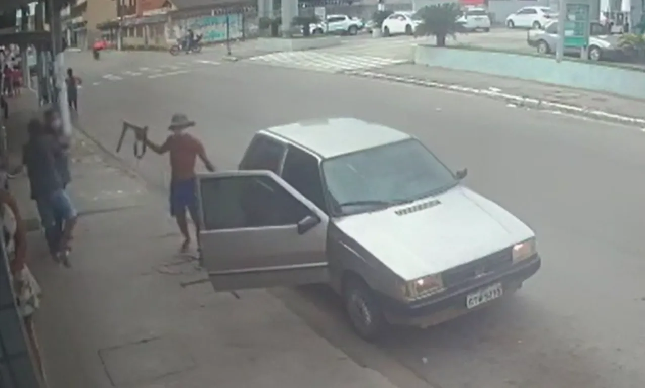 VÍDEO | Criminoso com submetralhadora caseira assalta homem em Vila Velha