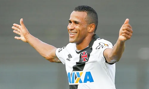 Volante Serginho prega cautela após sequência de vitórias do Vasco