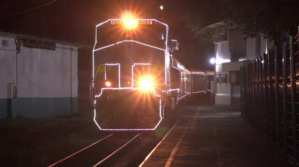 Trem de passageiros e rebocadores recebem iluminação especial de Natal