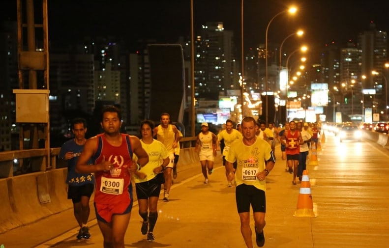 Corredores à direita, carros à esquerda! Atenção ao passar pela Terceira Ponte na Corrida das Luzes