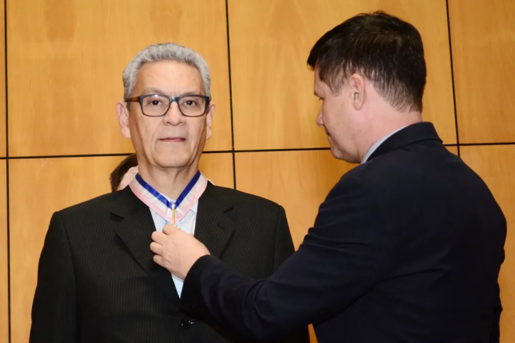 Fernando Manhães recebe comenda Domingos Martins da Assembleia Legislativa do ES