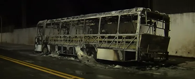 Criminosos incendeiam ônibus após morte de traficante em Vila Velha