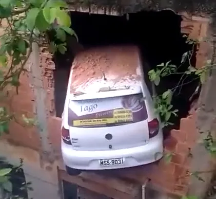 VÍDEO | Carro perde o freio, 'voa' e fica pendurado em parede de casa no Sul do ES