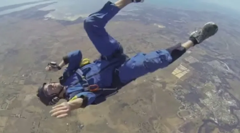 Paraquedista tem ataque epilético durante salto. Veja o vídeo