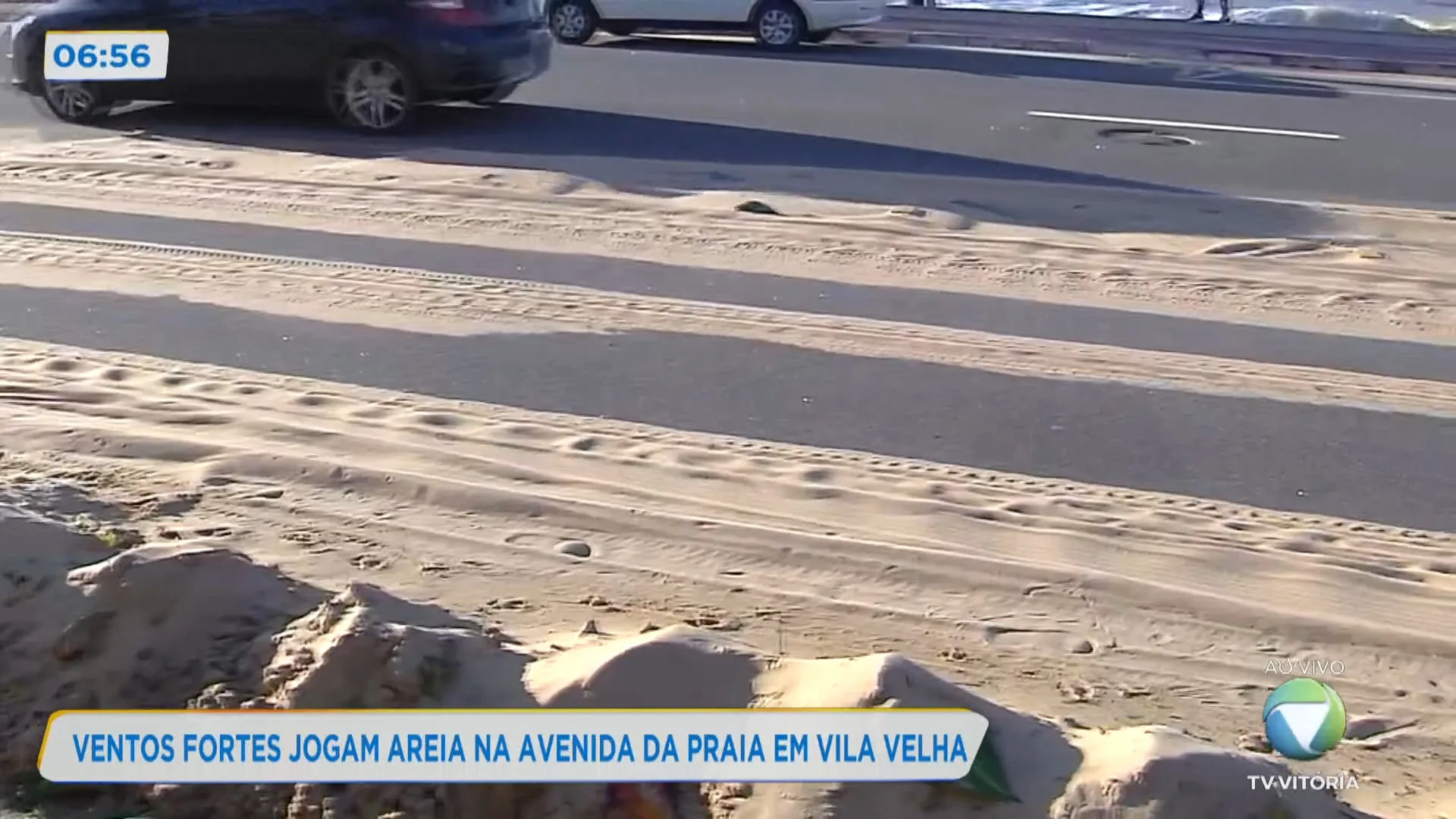 Ventos fortes jogam areia na avenida da praia de Vila Velha