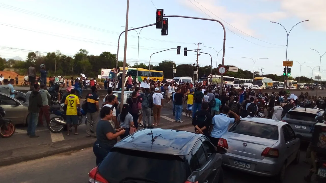 Rodovia do Sol é fechada por manifestantes em Vila Velha