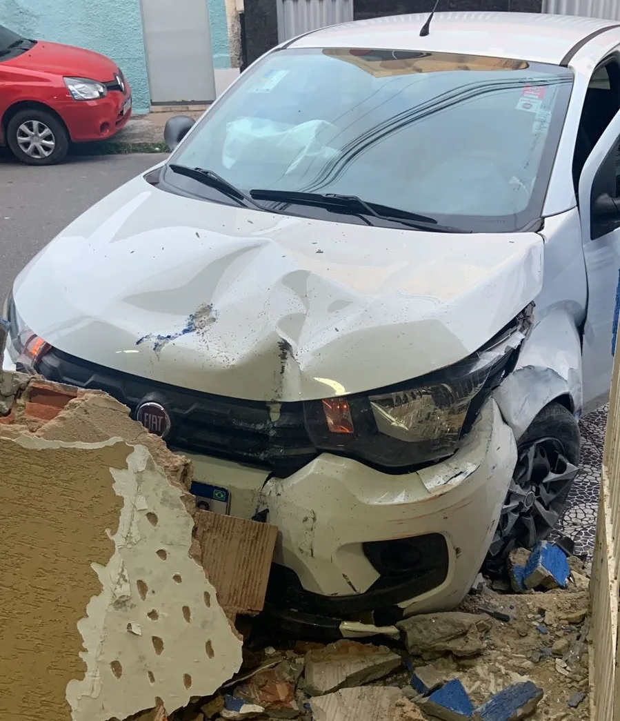 Jovens furtam carro em posto de combustíveis e batem em muro durante fuga