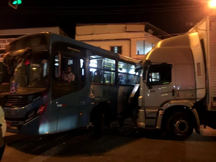 Acidente entre ônibus do Transcol e caminhão deixa feridos em VV