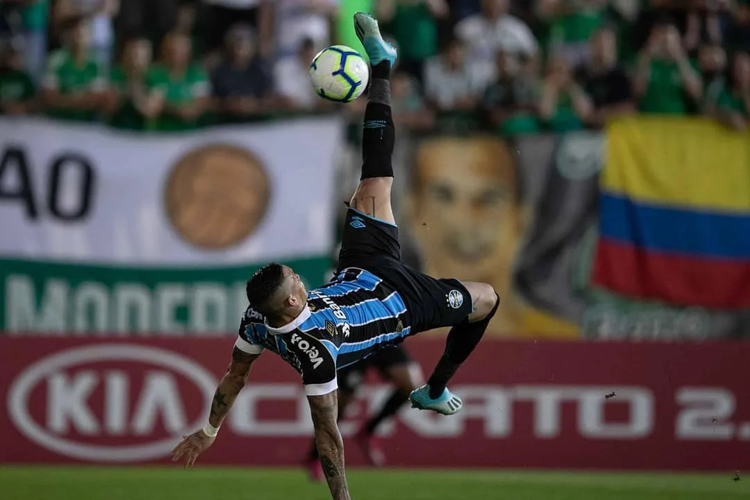 Com gol de bicicleta, Grêmio vence Chapecoense e emplaca quinta vitória seguida