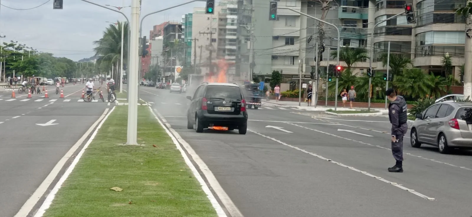 FOTOS E VÍDEO | Carro pega fogo na Praia de Camburi, em Vitória