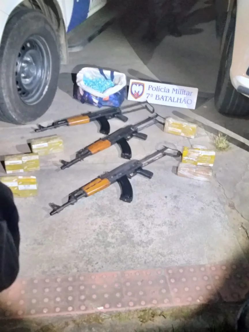 Armas de Guerra: polícia apreende três fuzis AK-47 em Cariacica; na Serra, guarda recolhe submetralhadora