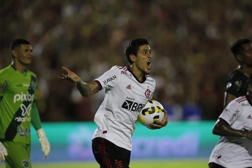 Flamengo é vaiado, leva gol de bicicleta, mas vira em estreia na Copa do Brasil