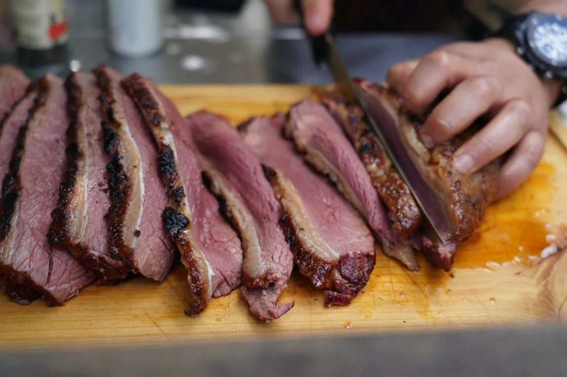 Restaurante em Vargem Alta contrata churrasqueiro, cozinheiro e garçom