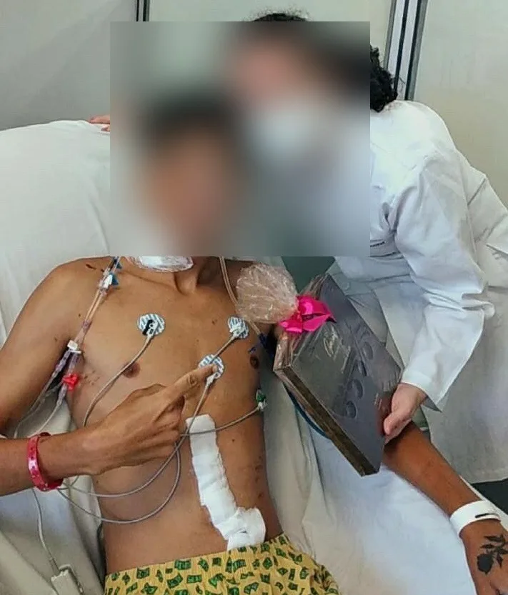 Jovem que teve intestino arrancado em praia de Guarapari volta a ser internado