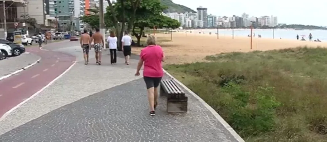 Três pessoas são assaltadas na Praia da Costa; polícia conseguiu localizar suspeito por meio de rastreador de celular roubado