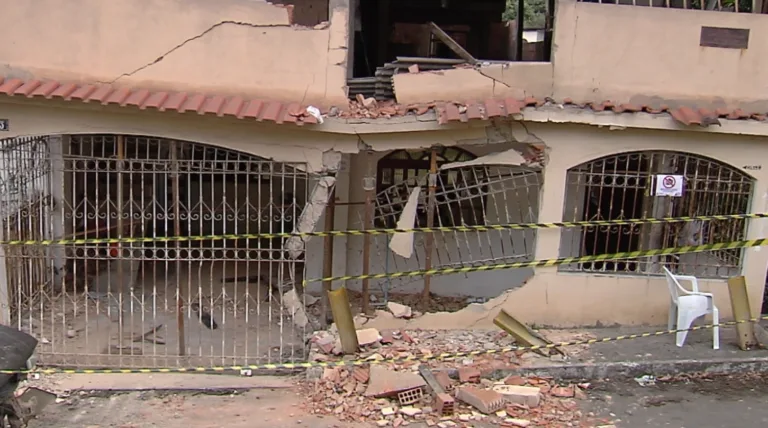 Motorista perde controle de direção e carro atinge casa em Vila Velha