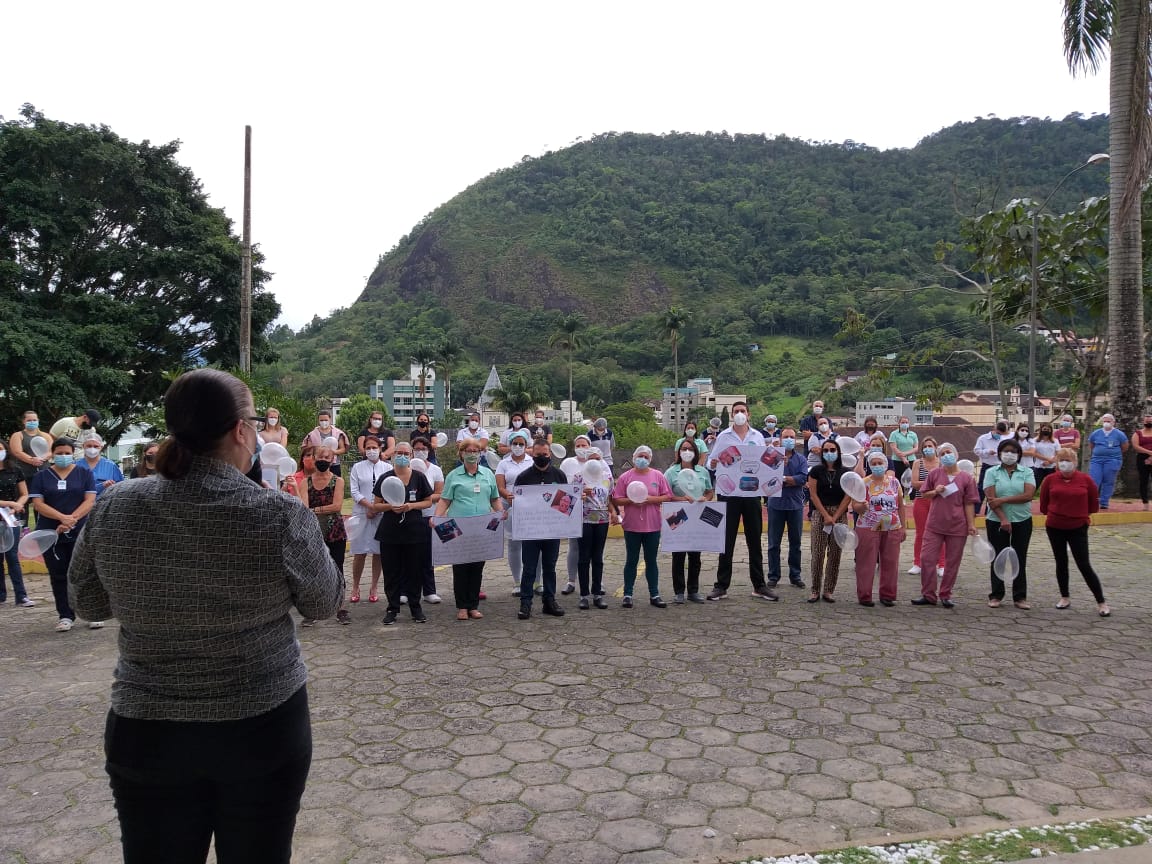 Funcionários e colaboradores se reúnem para homenagear médico