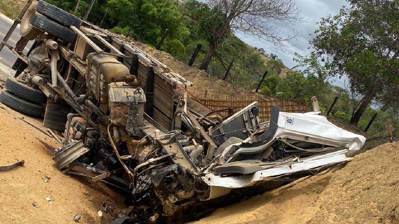 Duas pessoas morrem após carreta tombar em rodovia de Nova Venécia