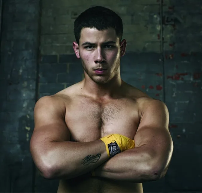 Nick Jonas esclarece rumores de que estaria namorando Lily Collins e diz que já flertou com Rihanna!