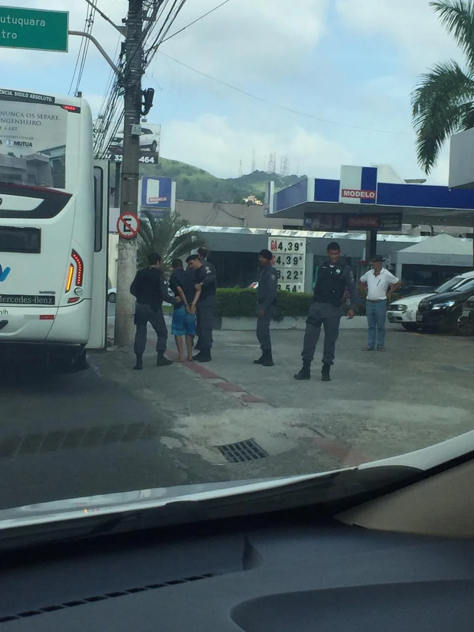 Motorista de carro roubado é perseguido por helicóptero, se esconde em ônibus, mas é preso pela PM