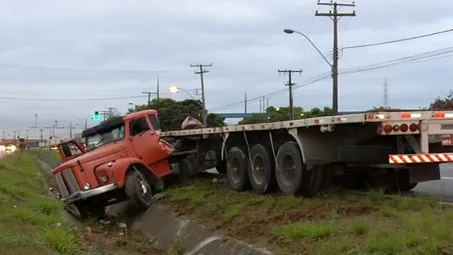 Motorista perde o controle da direção e caminhão cai em valeta em Vila Velha