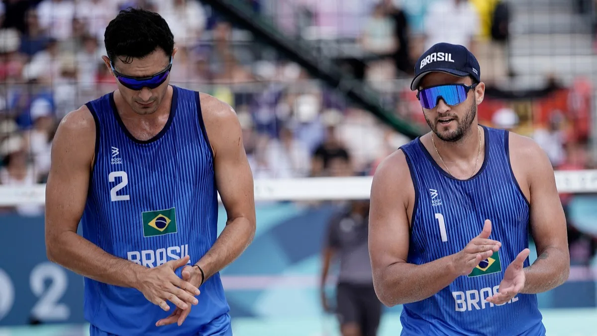 2024.08.01 – Jogos Olímpicos Paris 2024 – Vôlei de praia masculino – George (camisa 1) e André (camisa 2) enfrentam dupla do EUA – Foto: Alexandre Loureiro/COB