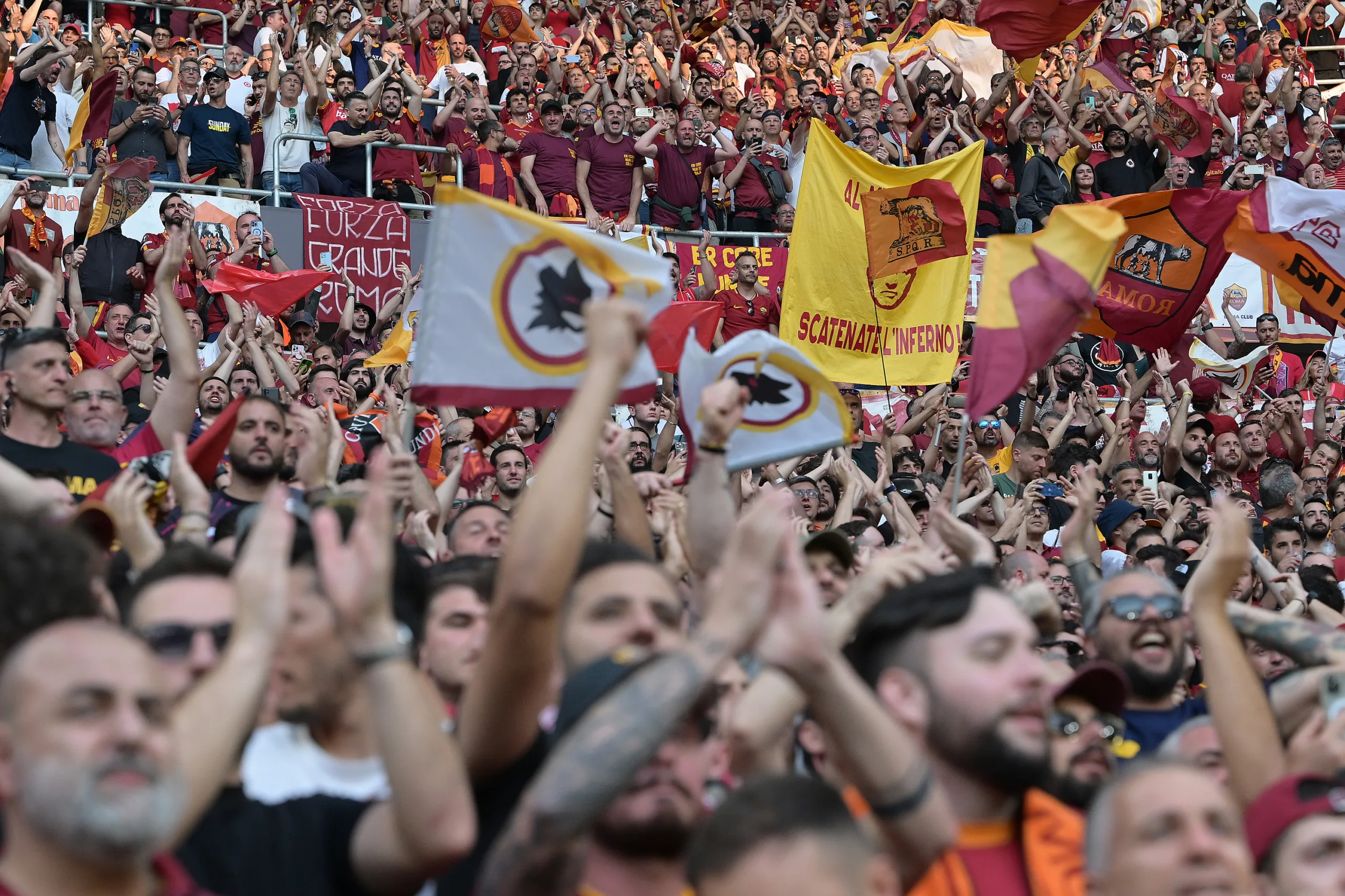 Torcedores da Roma tentam agredir árbitro da final da Liga Europa em aeroporto