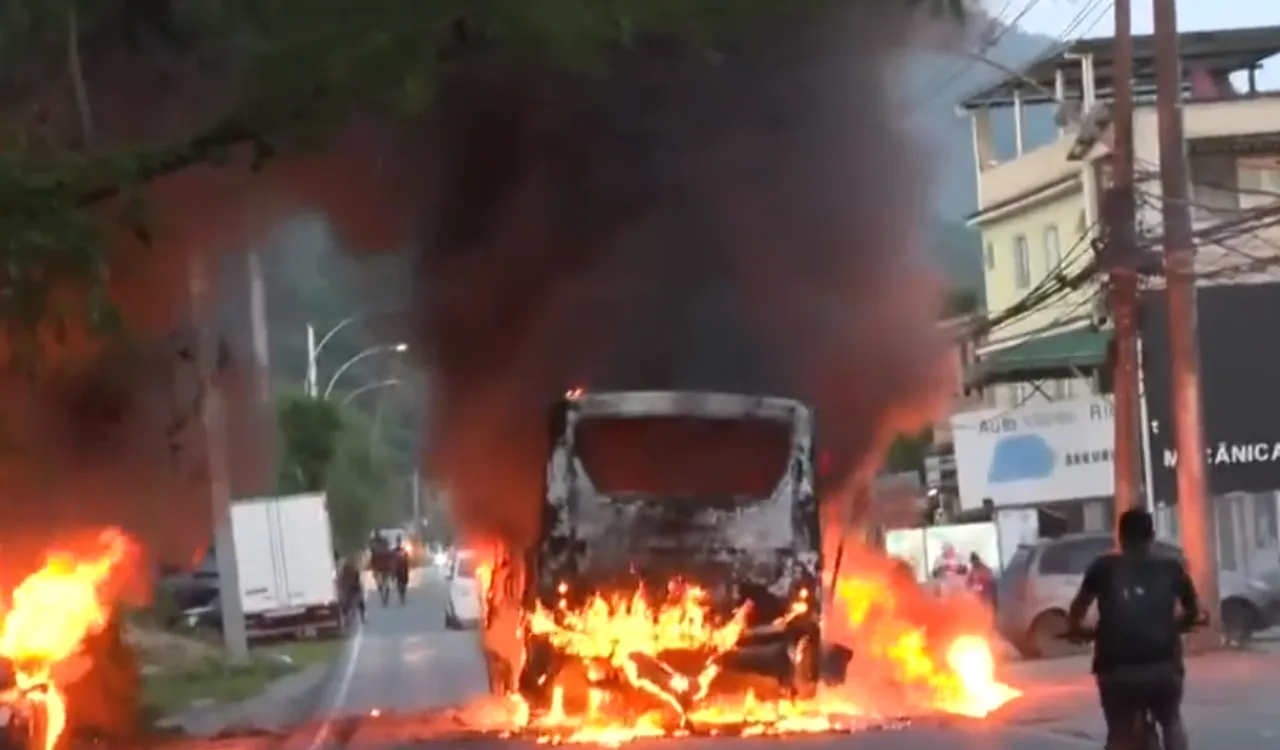 35 ônibus são incendiados no Rio após morte de miliciano