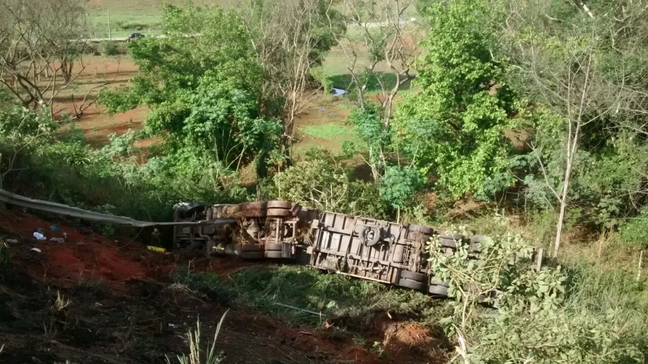 Motorista fica ferido e outro é preso às ferragens em acidentes no sul do ES