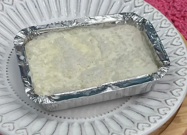 Refrescante e leve: Bolo de coco gelado, sem açúcar!