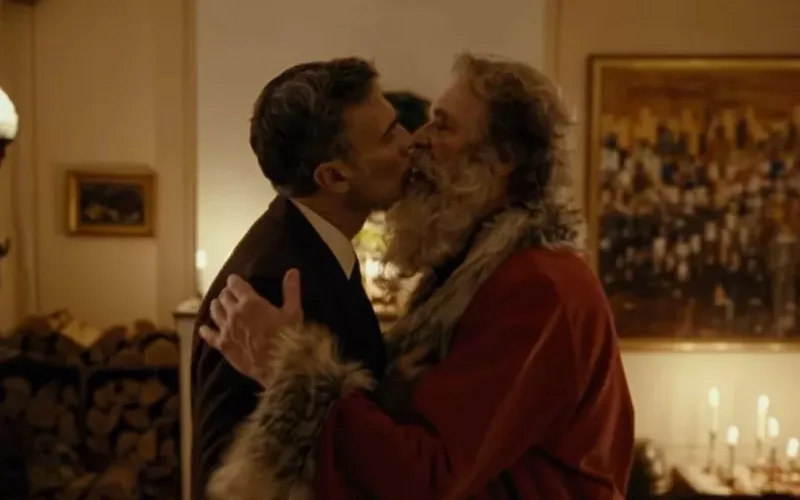 Papai Noel vive história de amor natalino com homem em comercial