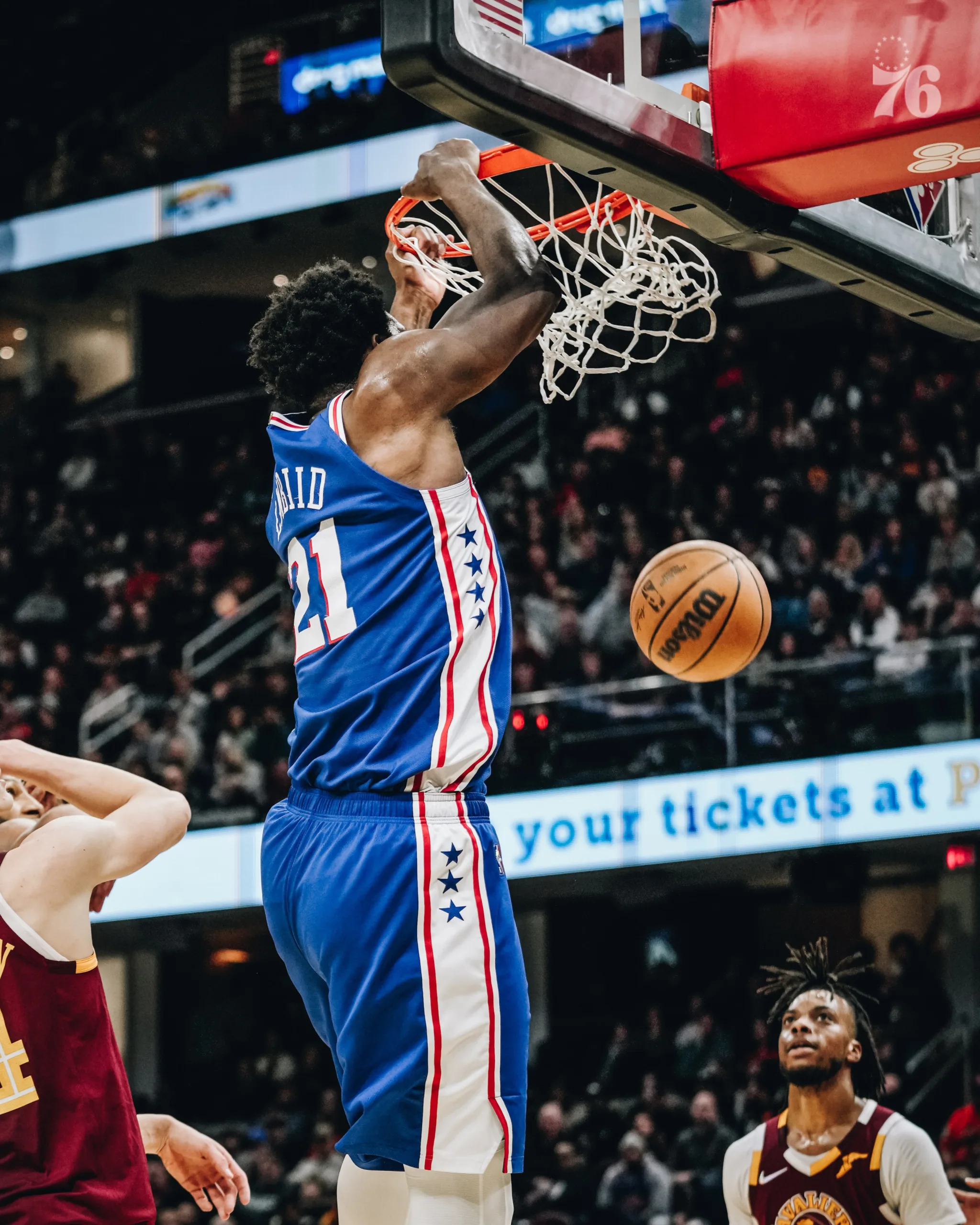 Candidato a MVP, Embiid brilha e garante Philadelphia 76ers nos playoffs da NBA