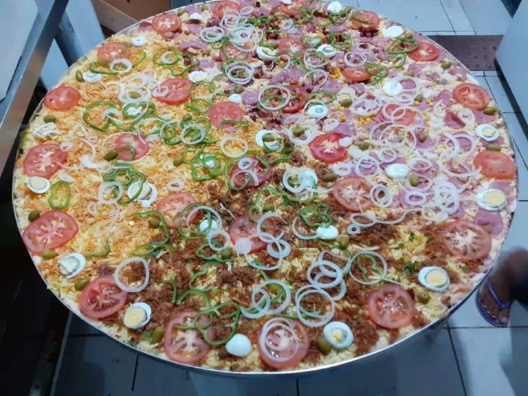 "Golias": maior pizza do ES tem 12 kg de recheio e foi criada na Serra
