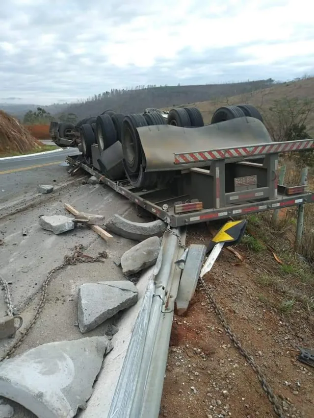 Carreta tomba em rodovia na zona rural de Colatina