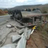 Carreta tomba em rodovia na zona rural de Colatina